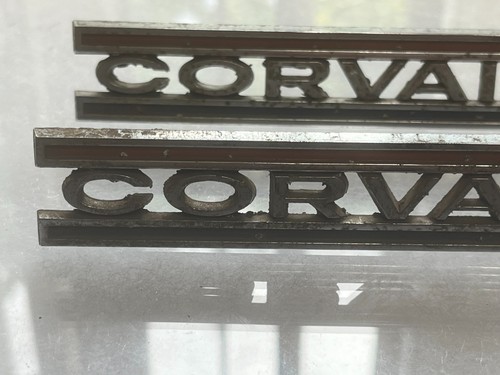 VINTAGE PAIR OF CHEVROLET CORVAIR 700 FRONT FENDER EMBLEMS GOOD POSTS 3789678 - Picture 2 of 10