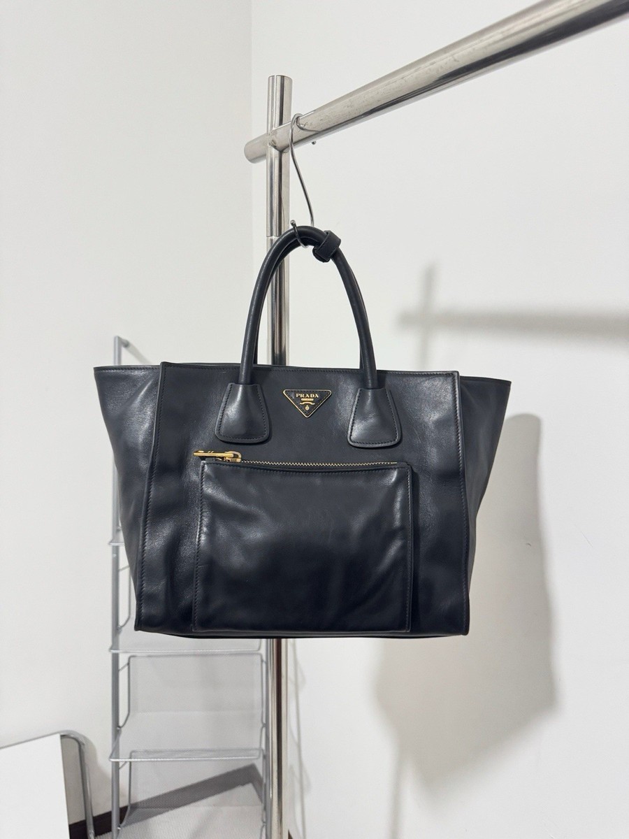 バッグ Prada Black Leather Elegant Vintage Tote Vintage Prada Black Smooth Leather Tote Bag with Front Zip Pocket