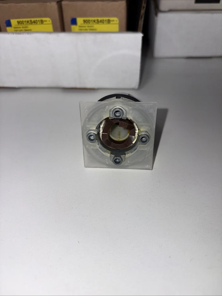 Interruptor selector SCHNEIDER ELECTRIC 9001KS401, 30 mm, 3 posiciones, Stay Put nuevo Foto 2 de 4