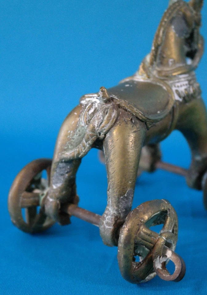Antiguo caballo de juguete con ruedas templo de latón de la India Foto 4 de 4