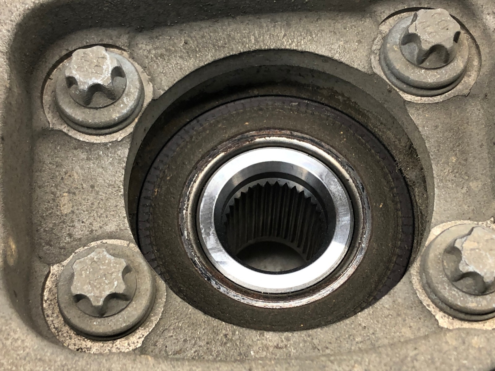 2017-2020 MASERATI LEVANTE 3.0L RIGHT PASSENGER REAR SPINDLE KNUCKLE HUB OEM