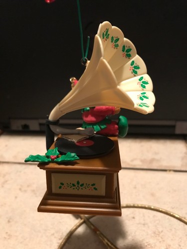 ENESCO CHRISTMAS ORNAMENT: LUCY & ME: CRANK UP THE CAROLS OLD FASHIONED STEREO - Picture 5 of 8