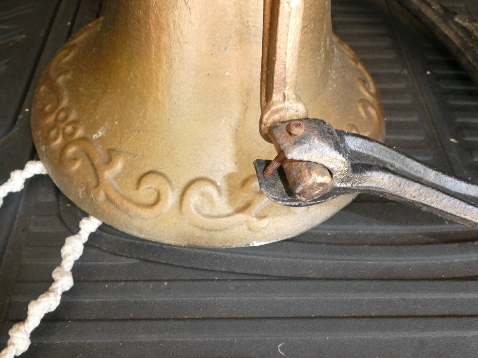 VTG Large Heavy Cast Iron Independence 1776 Farm School Dinner Bell