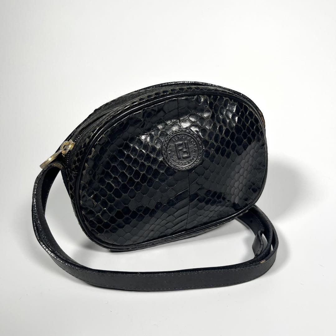 FENDI Authentic Black Leather Shoulder Bag I060285