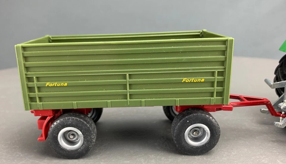 Trator agrícola e reboque Fortuna Siku fundido Fendt Vario 926 em escala 1/32 D0066 LZ - Imagem 3 de 4