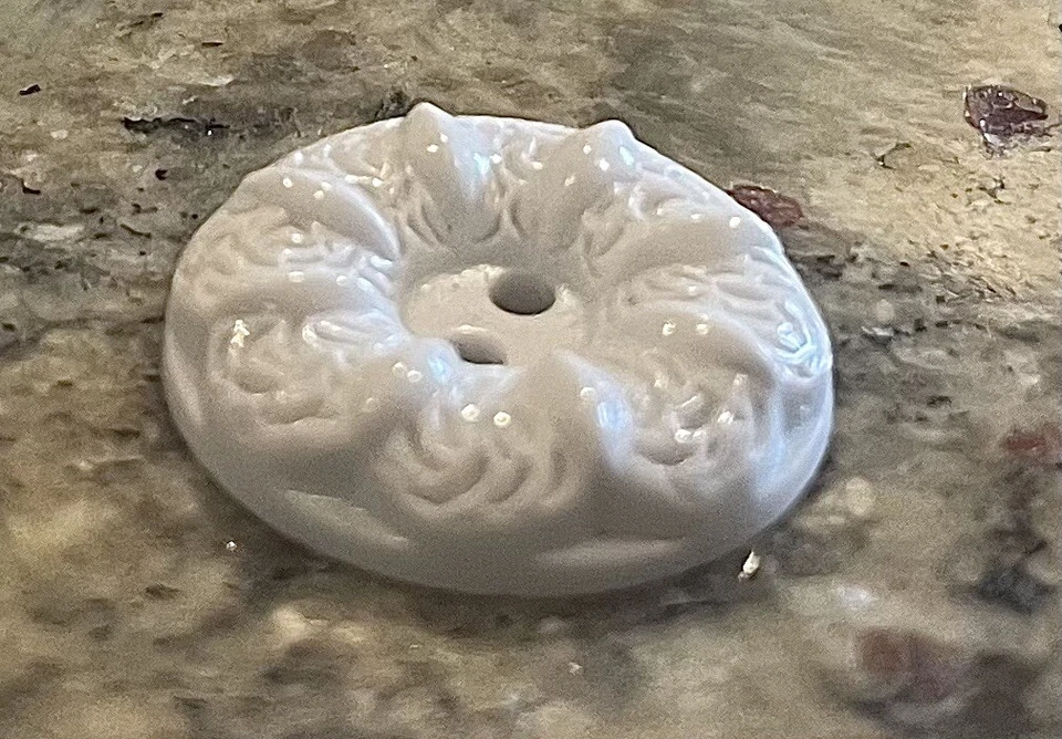 17.5mm X 5 PcS White Gloss Finish Floral Ceramic  2 Hole Vintage Buttons - Image 4 of 4