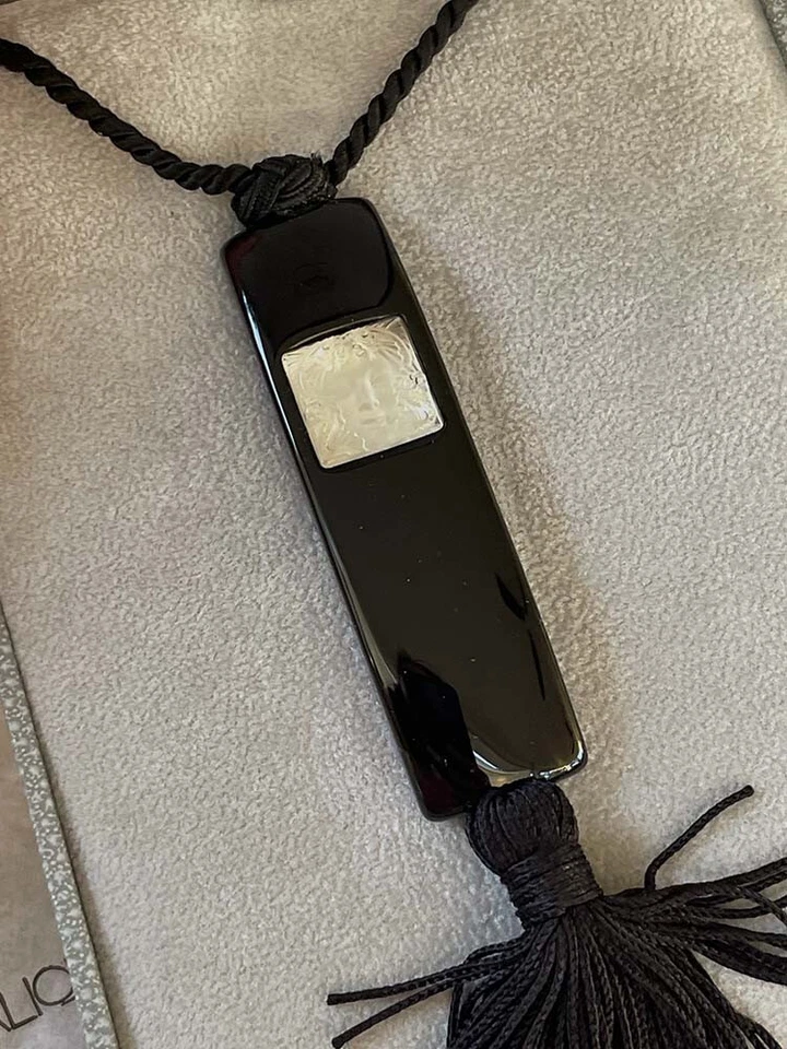 Nuevo en Caja LALIQUE Art Deco Máscara de Mujer Cristal Negro Resina Borla Collar Foto 2 de 4