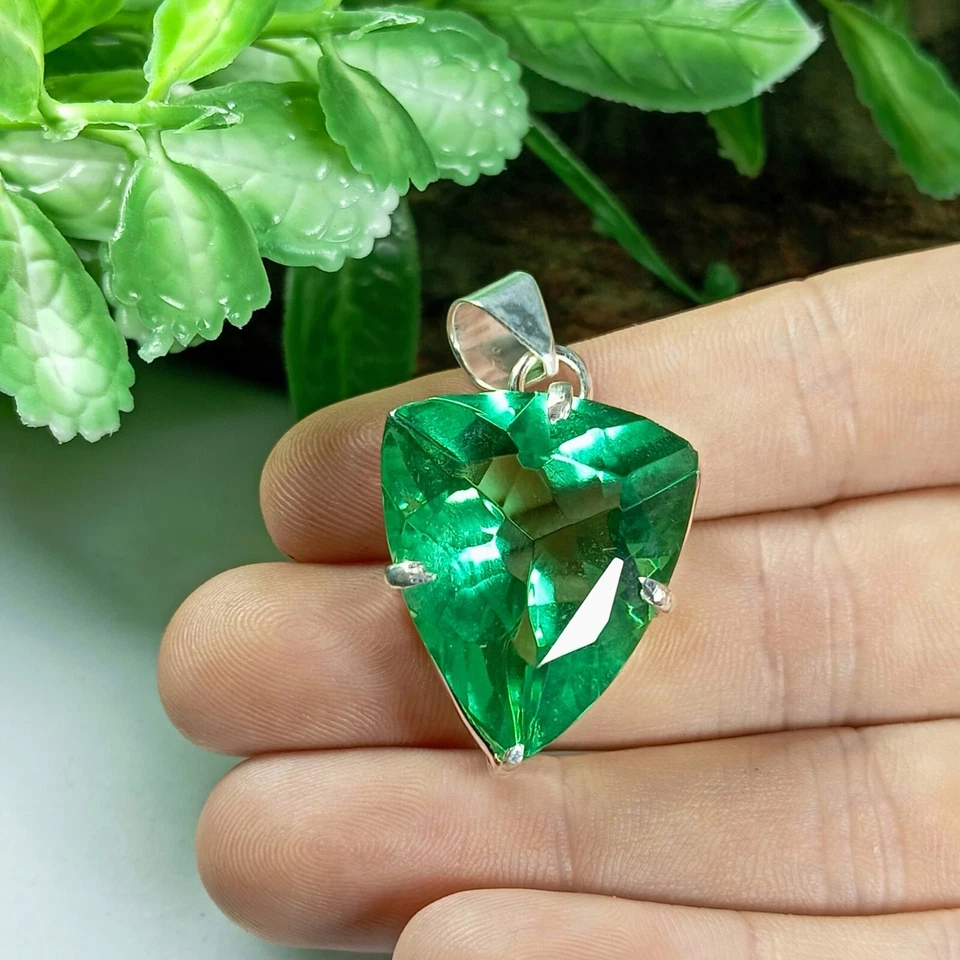 Colgante de plata de ley 925 con piedras preciosas creadas en laboratorio con zafiro verde Foto 2 de 4