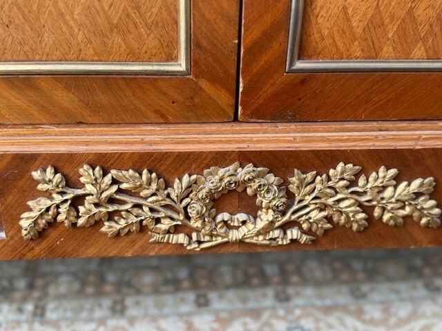 Antigo francês Credenza com tampo de mármore branco Carrera e sobreposição dourada - Imagem 3 de 4