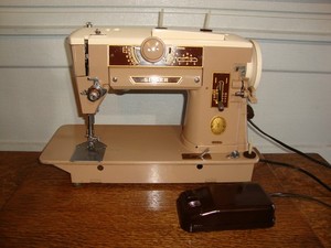 VINTAGE SINGER SEWING MACHINE MODEL 401A, SLANT NEEDLE , SERVICED