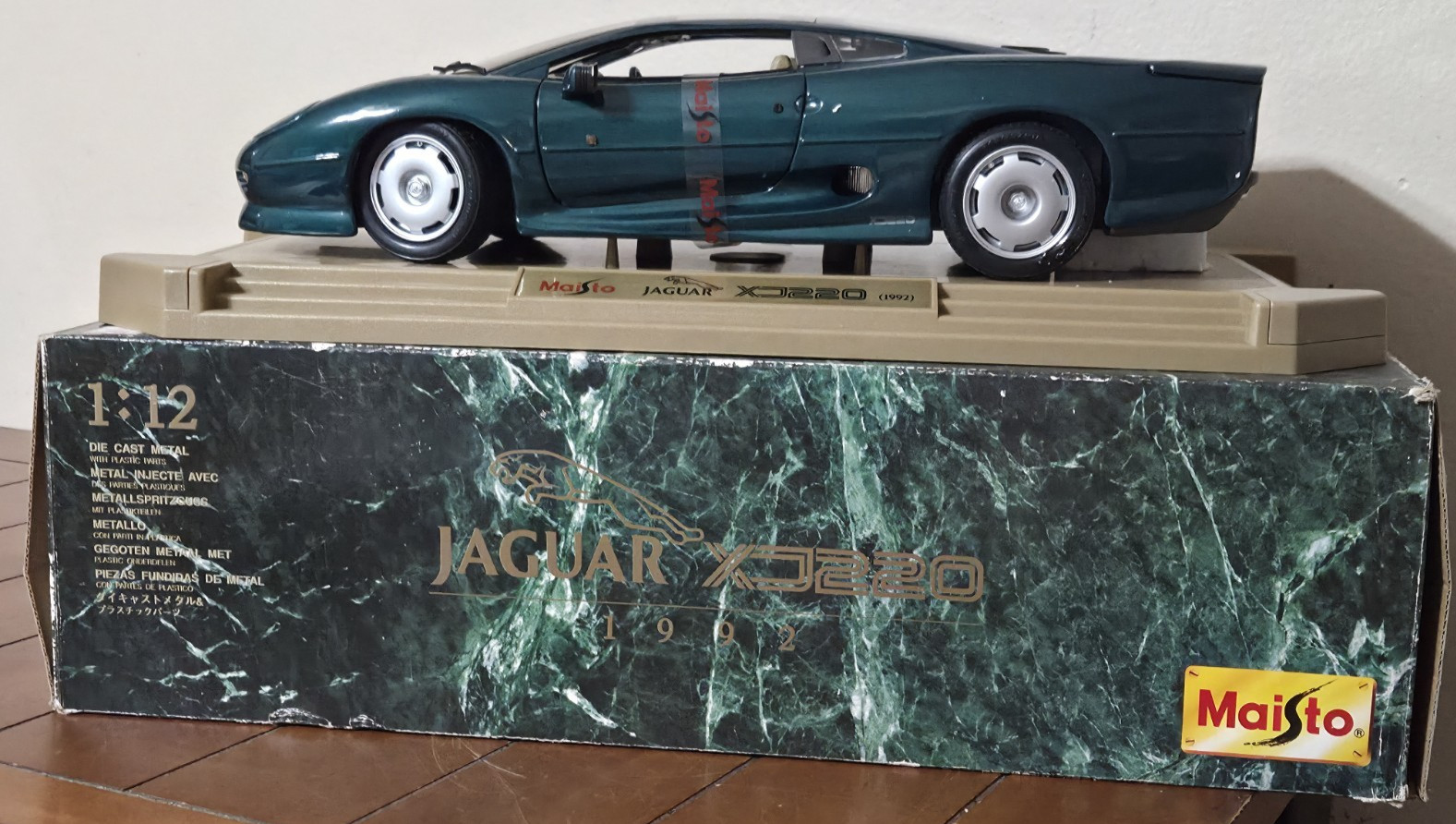 Maisto 1992 Jaguar XJ220 1:12 Scale Model Diecast Dark Green Car On Stand Boxed
