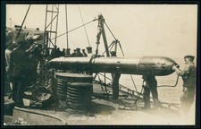 Foto AK - Wilhelmshaven Torpedo an Deck Kaiserliche Marine Torpedoboot F. Finke
