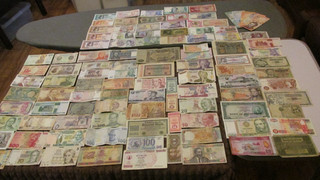Bulk Lot of 100 Worldwide Banknotes Mixed Grades