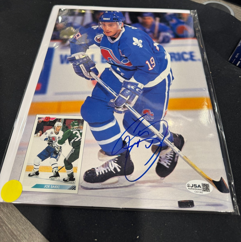 Beckett Hockey Monthly magazine Joe Sakic Autographed JSA