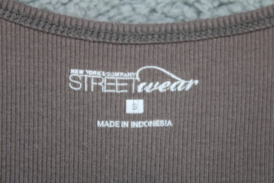 Regata feminina New York & Company tamanho S sem mangas cinza roxo street wear - Imagem 4 de 4