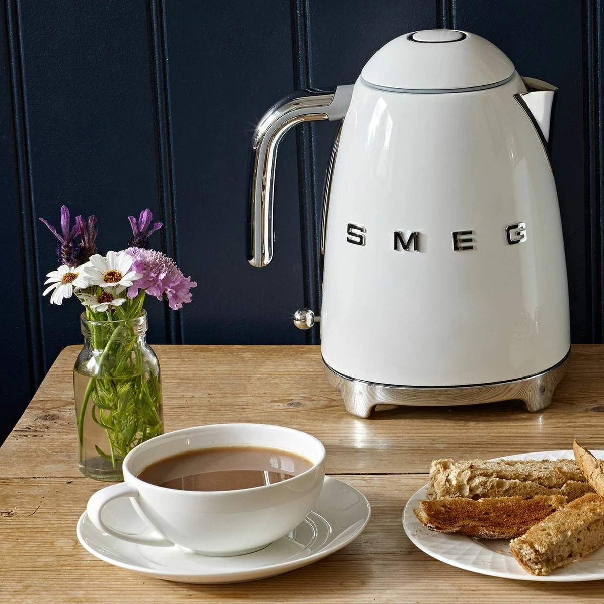 Smeg KLF03WHUK 50 s Retro White Kettle Limescale Filter 3000 Watt