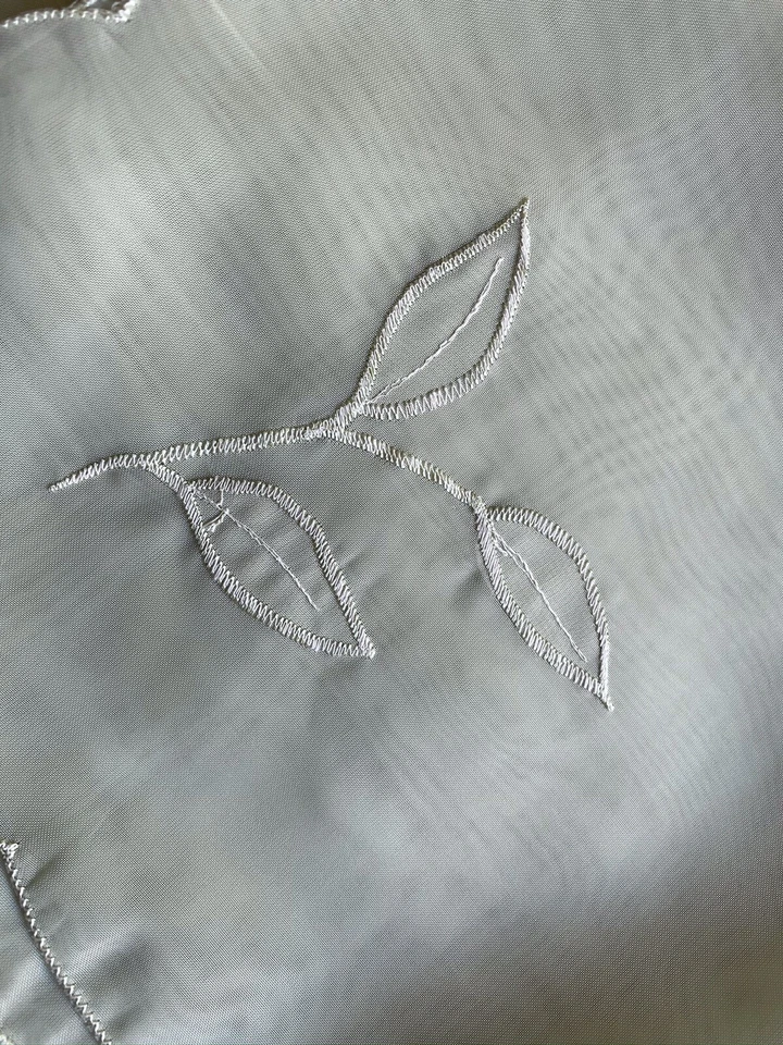 Set of 4 new pale green placemats and napkins with leaf embroidery - Image 4 of 4