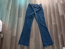 levis bold curve classic rise women's size 4/27 26X28 cut off hems jeans.