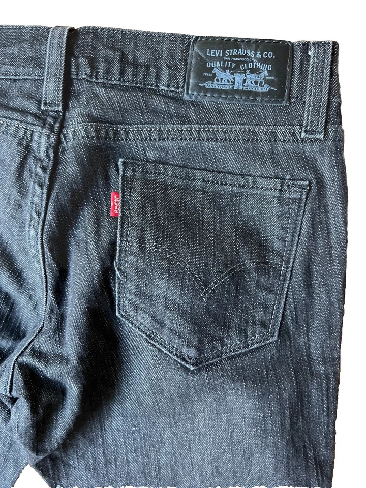 Pantalones de mezclilla ajustados de tiro ultra bajo Levi's 521 para mujer talla 2/26 negros 5 bolsillos Foto 4 de 4