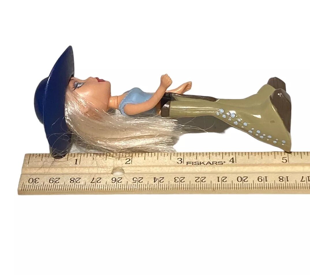 Lot Of 2 2003 McDonald’s Happy Meal Toy Bratz Dolls Chloe Blue Red Hat Cowgirl