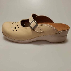 low heel dansko clogs