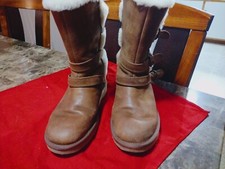 Brown women uggs boots with faux fur