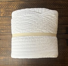 Pottery Barn Heirloom Scallop Quilt, Queen White New Read
