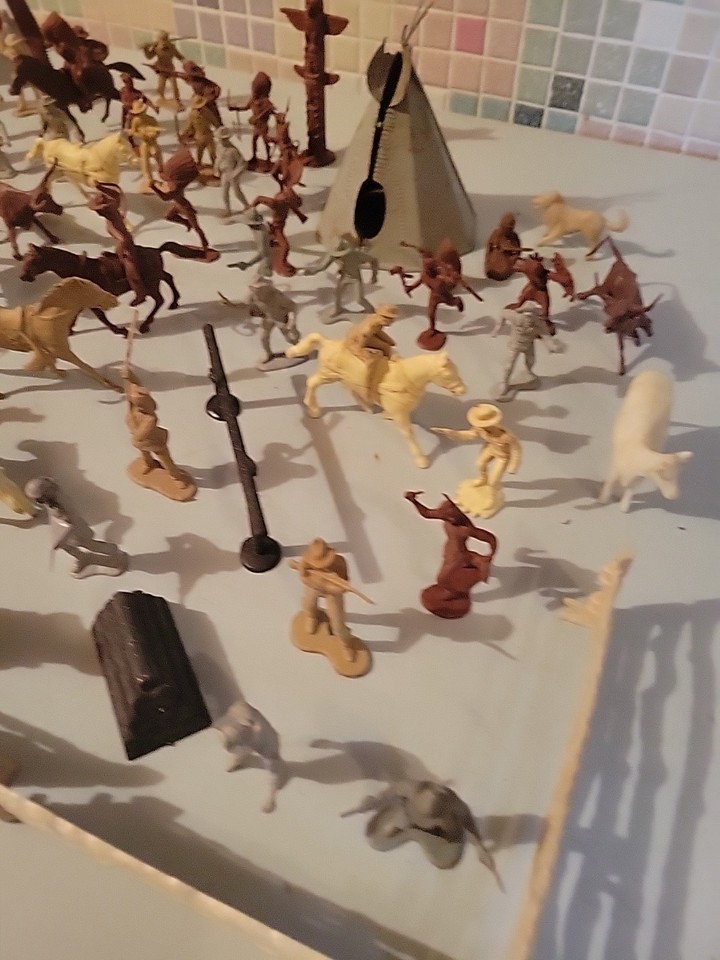 Lot De 60 Figurines Cowboys Et Indiens – échelle 1:32 (Britains, Starlux, Guilbert, Jecsan)
