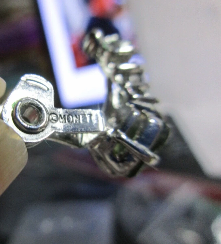 Brincos vintage Monet prata tom verde e vidro transparente com clipe década de 1970 - Imagem 3 de 4