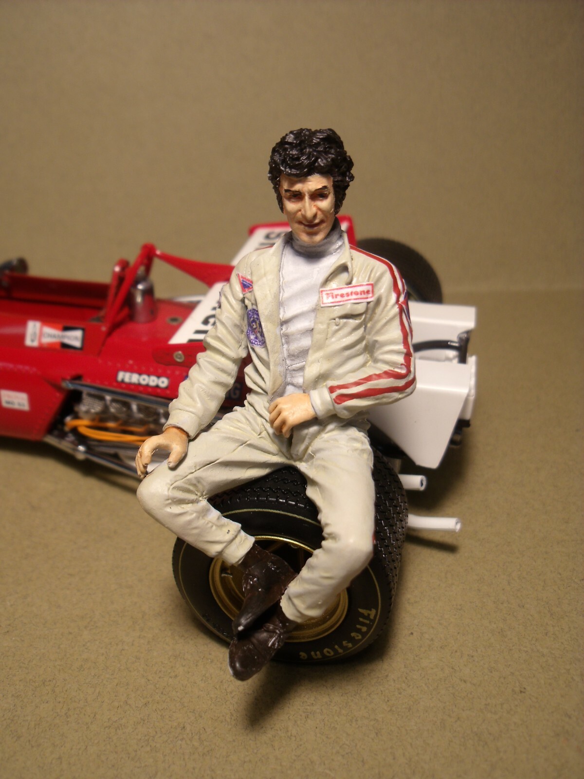 Figurine Mario Andretti assise 1/18 en résine brute pour maquette Exoto