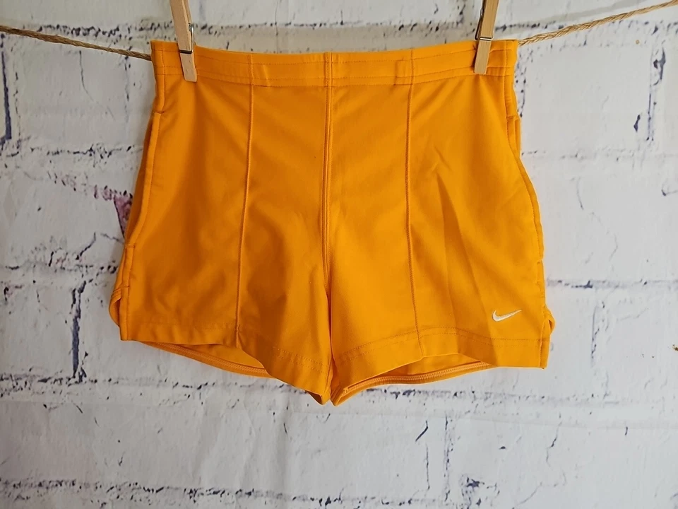Pantalones Cortos Atléticos Nike Niñas Jóvenes Amarillos Talla Pequeña Elástico Cordón Cintura Logo Foto 3 de 4