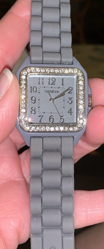 Bonito Reloj Geneva Damas Gris y Plateado-Japón Mvmt-Necesita Batería Foto 2 de 4
