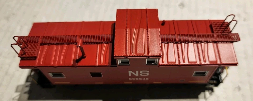 Walthers Mainline HO Scale International Wide Vision Caboose NS #555538 - Image 3 of 4
