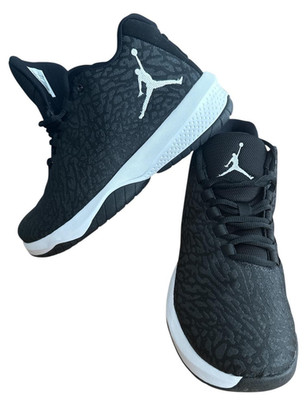 Neuer Nike Jordan B. Fly, Schwarz/ Weiß/Anthrazit, Basketballschuhe Herren, EU44