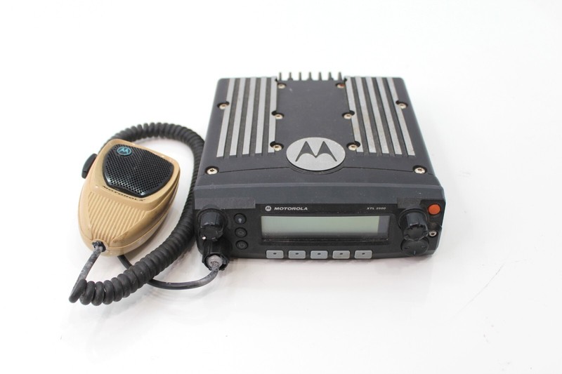 Motorola XTL 2500 Model M21URM9PW2AN Mobile Radio W/ Mic