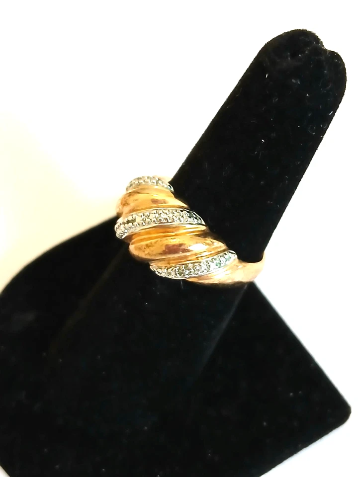 Anillo con detalles de diamantes genuinos enchapados en oro de plata esterlina ROSS SIMONS talla 7 Foto 3 de 4
