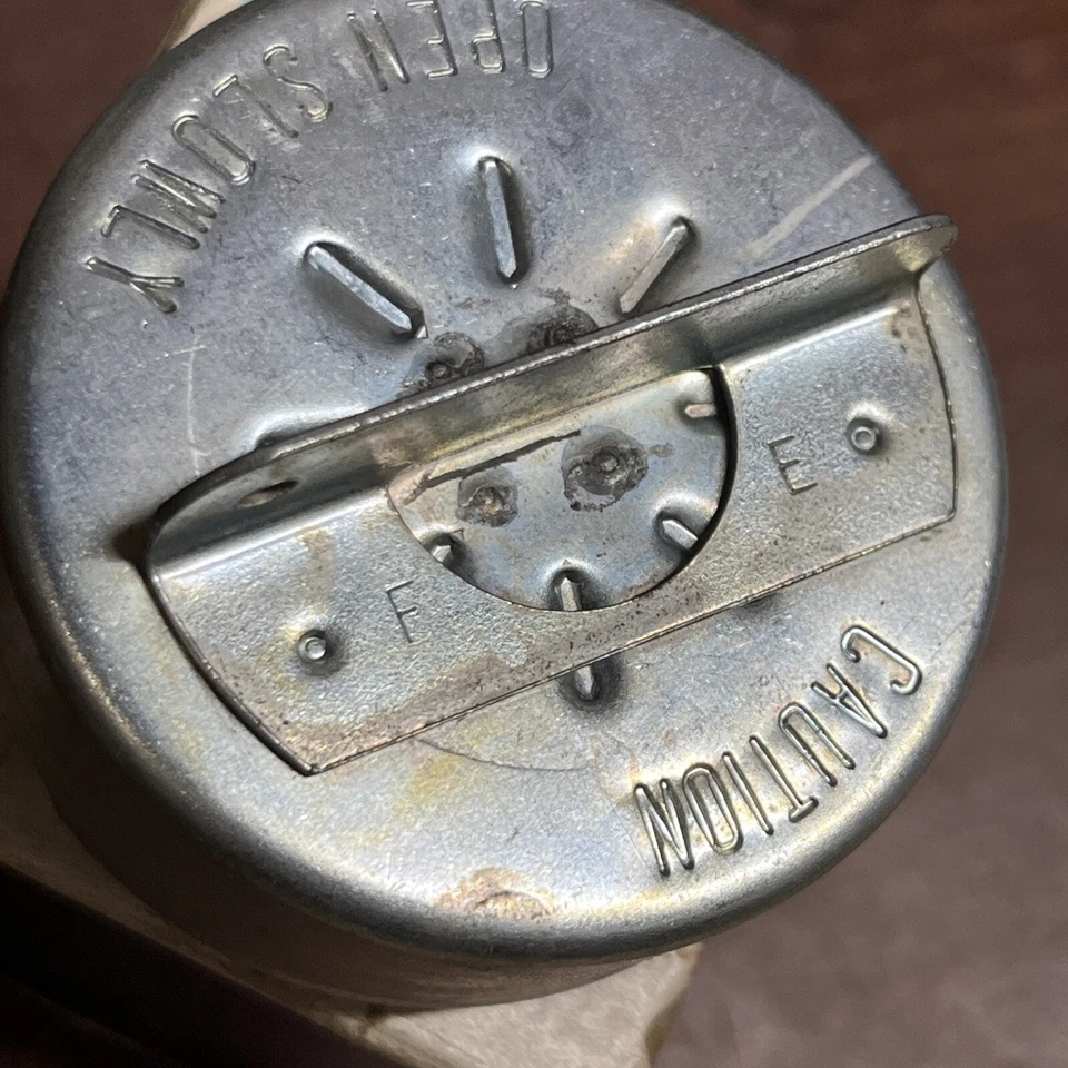 🔥 1971 72 73 NOS 🔥 Oldsmobile Cutlass Chevy tapa del tanque de combustible GM 408679 Foto 4 de 4