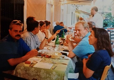 Familie sitzt im Restaurant am Tisch im Gespräch Frauen Männer Wein Farbfoto