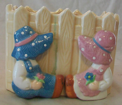 HOMCO DECORATIVE INDOOR PLANTER WITH FARMER'S CHILDREN ON FRONT #1401