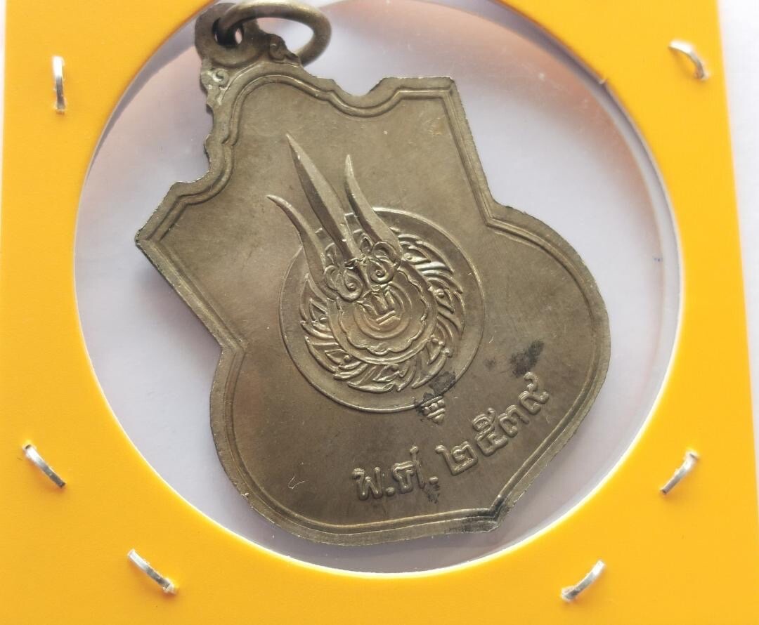 タイ国タイラーマ9 ’50歳　金色メダル Thailand 1996 Medal, King Rama 9 Seated, 50th Anniversary, Thai