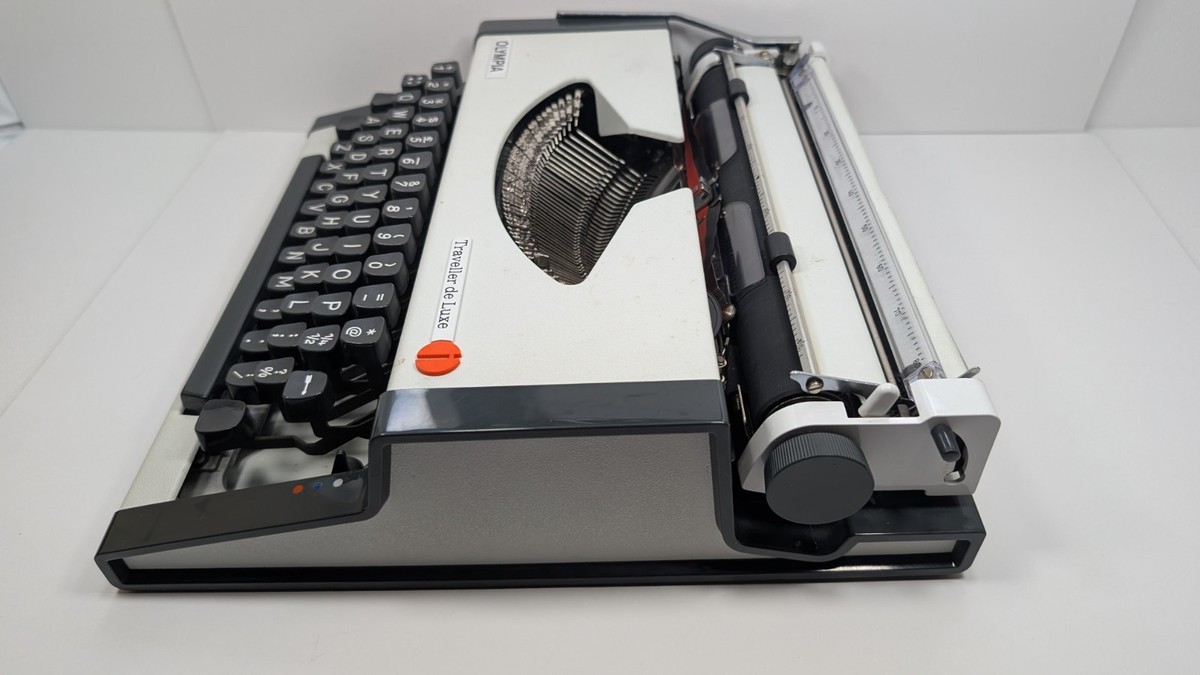 タイプライターOLYMPIA Traveller de luxe(458104) Portable Manual Typewriter OLYMPIA Traveller De Luxe W/Case