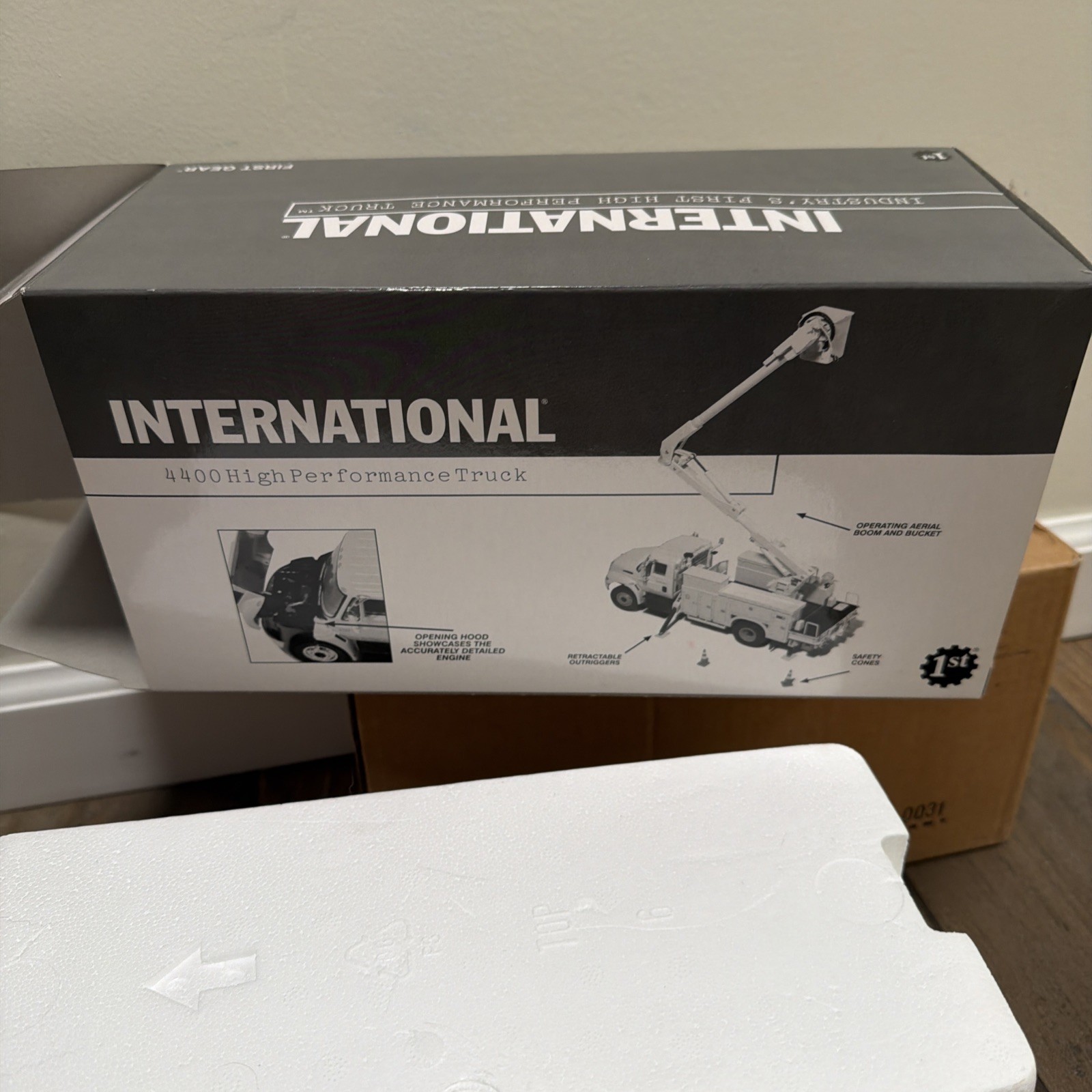 FIRST GEAR  19-0031 INTERNATIONAL 4400 HIGH PREFORMANCE BUCKET TRUCK 1/34 NIB