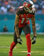 MIKE EVANS 8X10 PHOTO TAMPA BAY BUCCANEERS FOOTBALL PICTURE NFL AT THE LINE