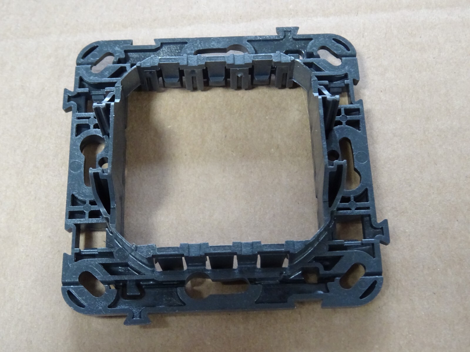 Support Gewiss Chorus 2 modules avec griffes pour plaques One et Lux
