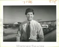 1988 Press Photo Darryl Berger at site of Elmwood Oaks Shopping Center