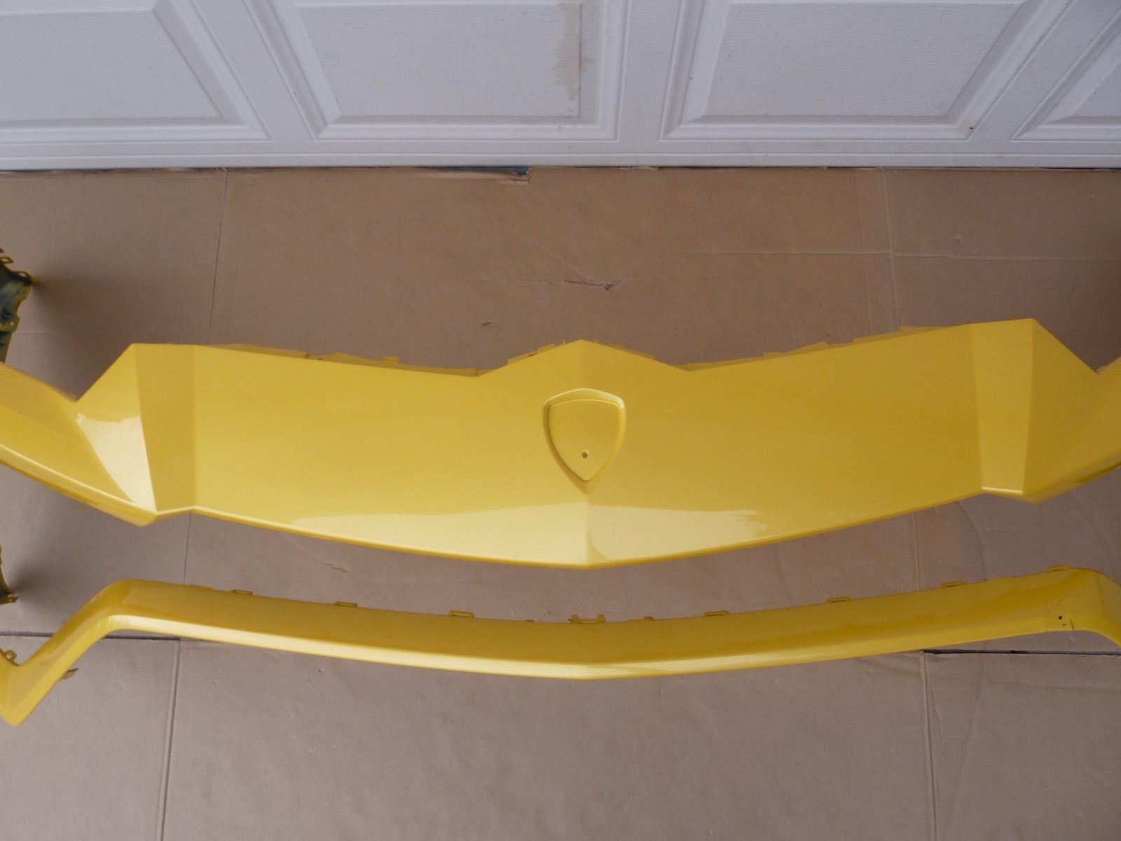 19-23 Lamborghini Urus Front Upper Bumper Cover Skin OEM Yellow Facia Damaged