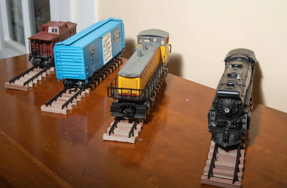 O Gauge Display Track – 8-Piece Static Rail Set (56") – Black Rail + "Wood" ties - Image 4 of 4