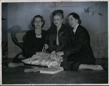 1950 Press Photo L-R; Mrs. Stephen Sheppard, Mrs. Earl L. Dusek & Mrs Richard N.