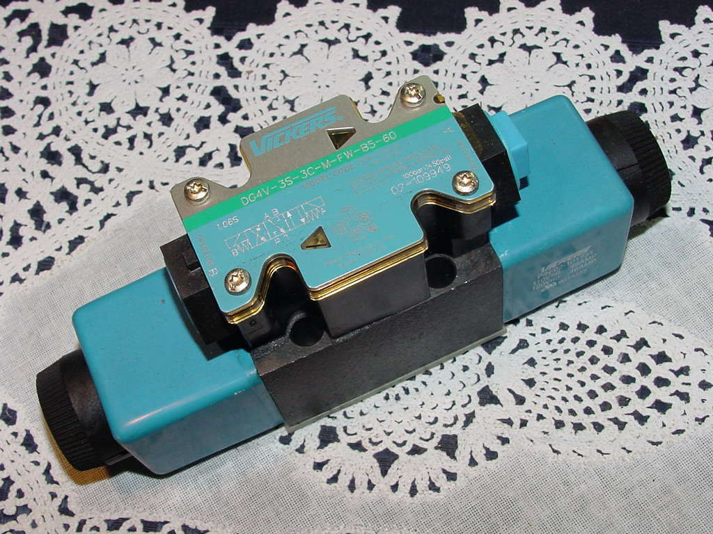 Vickers DG4V-3S-3C-M-FW-B5-60 Directional Control Valve Solenoid Activated NEW!