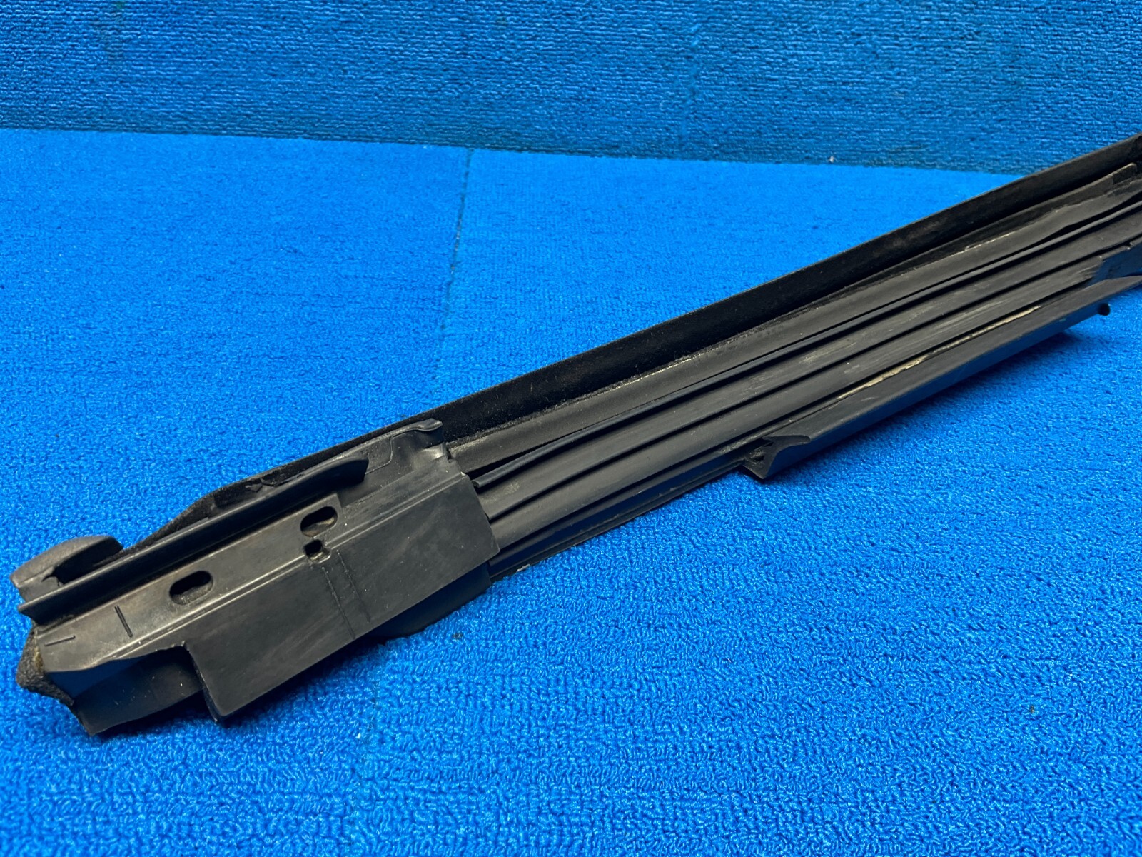 2005 - 2010 BENTLEY CONTINENTAL GTC REAR LEFT QUARTER WETHERSTRIP SEAL OEM